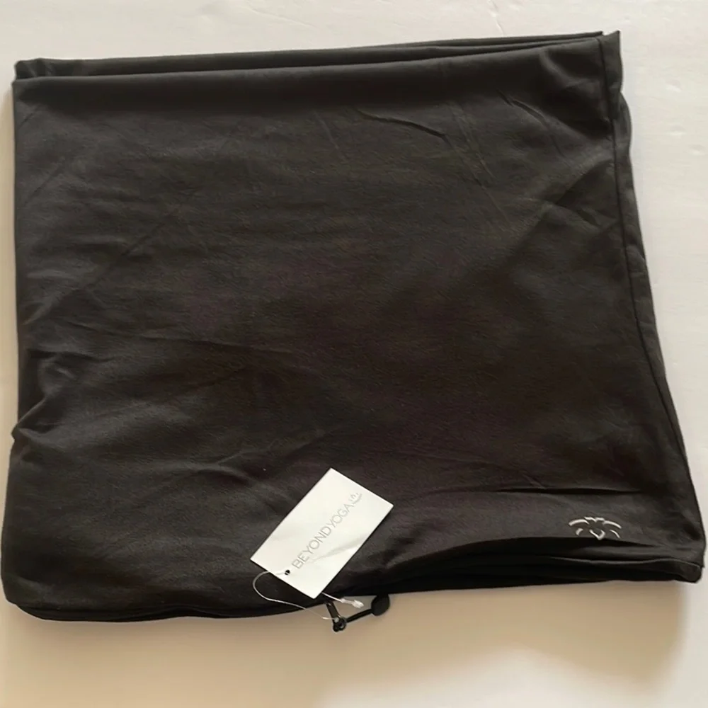 Beyond Yoga‎ Hidden Pocket Infinity Scarf Black